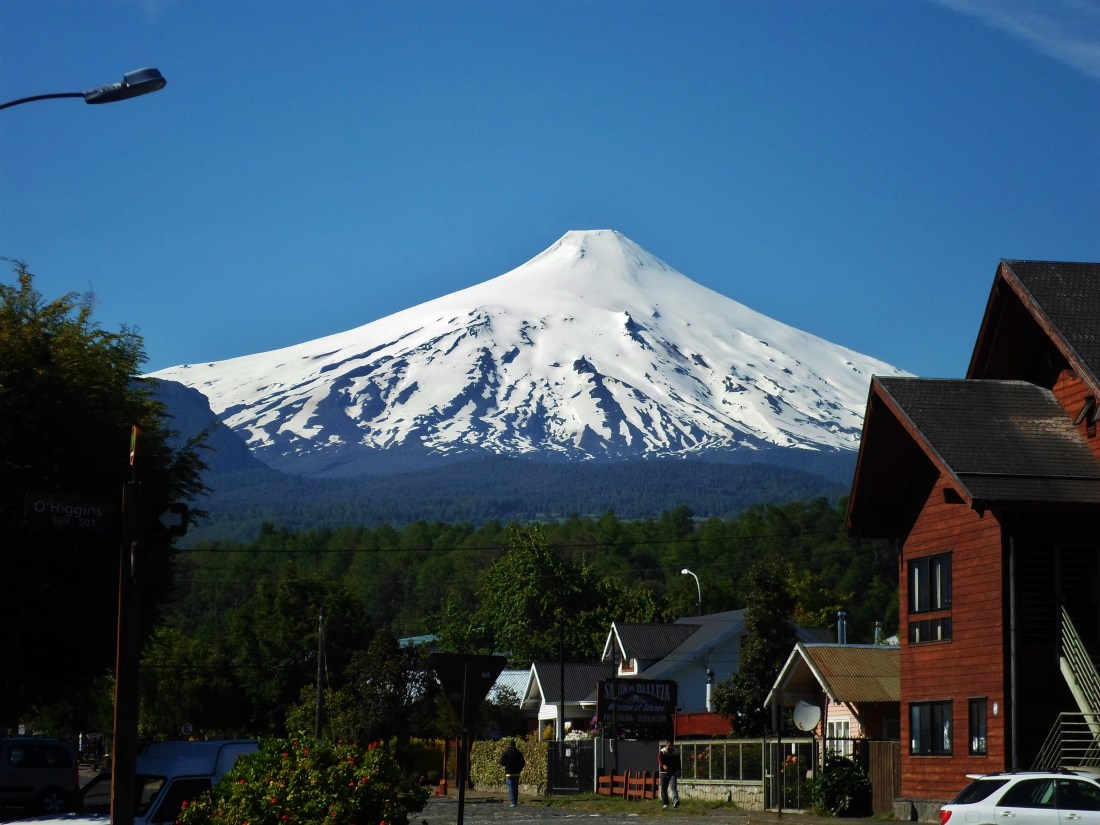 Volcan_villarica_desde_la_ciudad_de_pucon.jpg